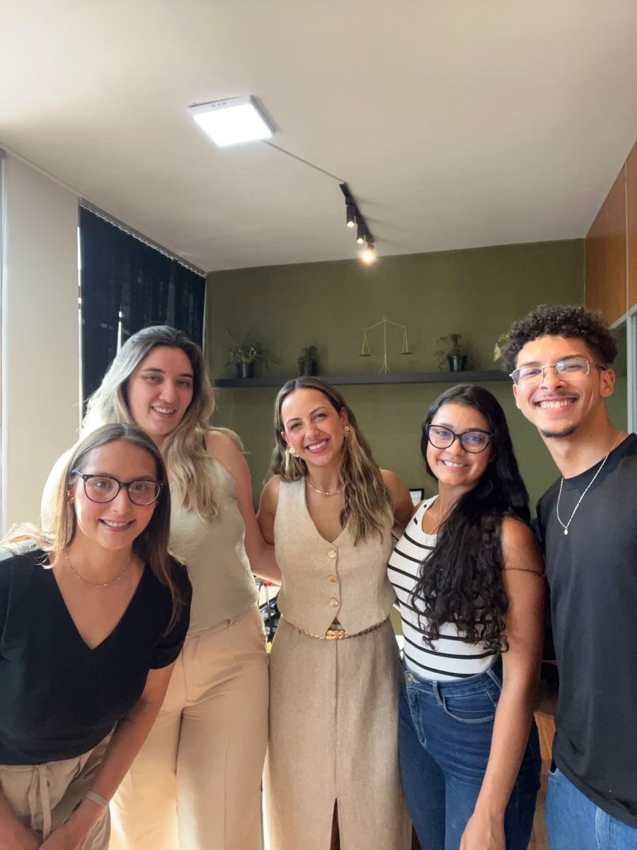 Dra. Julia Nascimento com a equipe do escritório
